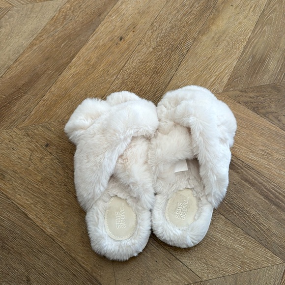 Stars Above ivory faux fur slippers size 7/8 - Picture 2 of 4